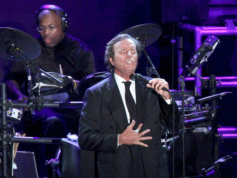Julio Iglesias bei einem Konzert im Jahr 2010. Der spanische Schlagerstar feiert seinen 80. Geburtstag. - Foto: Daniel Perez/efe/epa/dpa