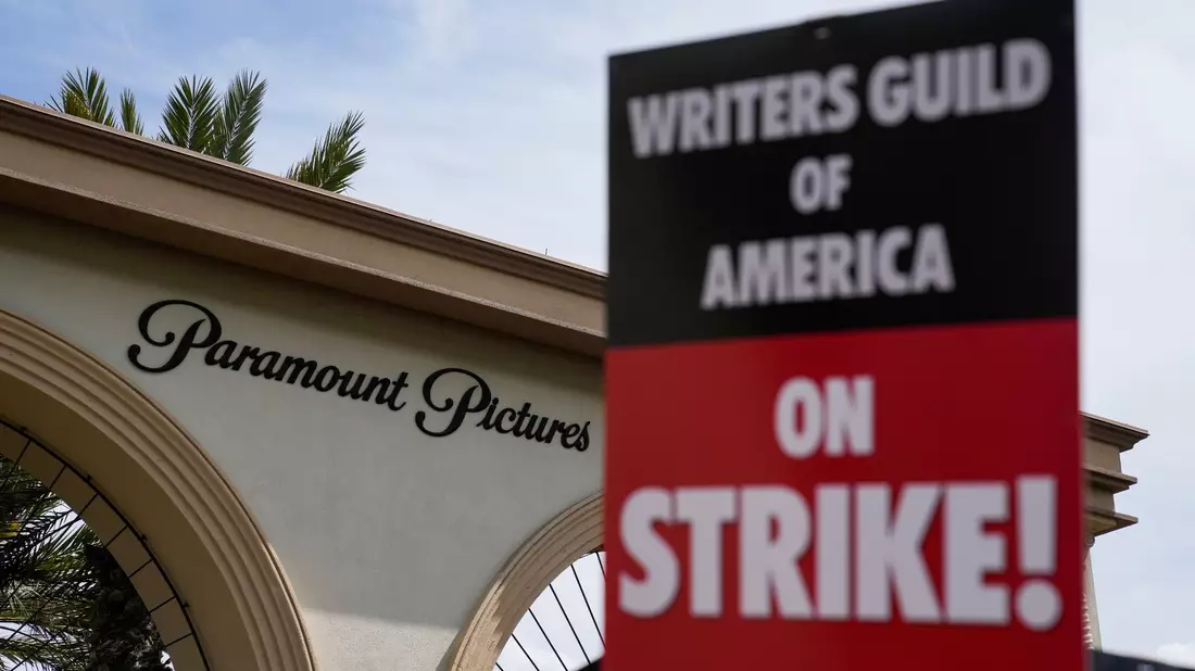 Mitglieder der Writers Guild of America demonstrieren vor dem Gelände der Paramount Pictures in Los Angeles. - Bild: Ashley Landis/AP