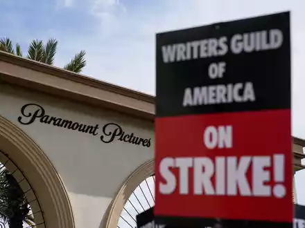 Mitglieder der Writers Guild of America demonstrieren vor dem Gelände der Paramount Pictures in Los Angeles. - Foto: Ashley Landis/AP