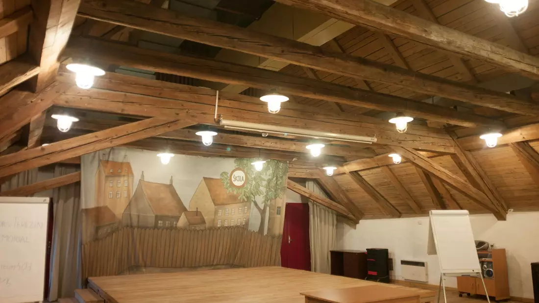 Eine Raum mit Bühne in der Magdeburger Kaserne in Terezin. In dem von den Nationalsozialisten eingerichteten Ghetto Theresienstadt wurde die Oper «Brundibar» des Komponisten Hans Krasa mit einem Libretto von Adolf Hoffmeister zum ersten Mal am 23. September 1943 aufgeführt. - Bild: Michael Heitmann/dpa