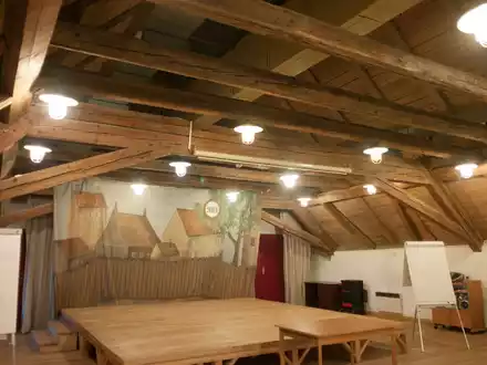Eine Raum mit Bühne in der Magdeburger Kaserne in Terezin. In dem von den Nationalsozialisten eingerichteten Ghetto Theresienstadt wurde die Oper «Brundibar» des Komponisten Hans Krasa mit einem Libretto von Adolf Hoffmeister zum ersten Mal am 23. September 1943 aufgeführt. - Foto: Michael Heitmann/dpa