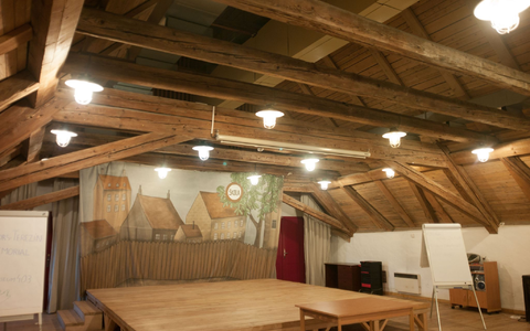 Eine Raum mit Bühne in der Magdeburger Kaserne in Terezin. In dem von den Nationalsozialisten eingerichteten Ghetto Theresienstadt wurde die Oper «Brundibar» des Komponisten Hans Krasa mit einem Libretto von Adolf Hoffmeister zum ersten Mal am 23. September 1943 aufgeführt. - Foto: Michael Heitmann/dpa