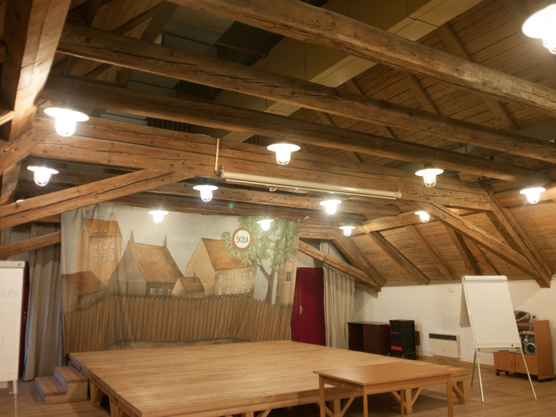 Eine Raum mit Bühne in der Magdeburger Kaserne in Terezin. In dem von den Nationalsozialisten eingerichteten Ghetto Theresienstadt wurde die Oper «Brundibar» des Komponisten Hans Krasa mit einem Libretto von Adolf Hoffmeister zum ersten Mal am 23. September 1943 aufgeführt. - Foto: Michael Heitmann/dpa