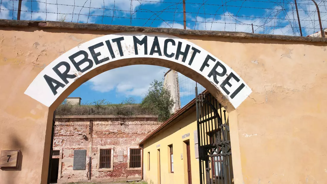 Der Eingang zur kleinen Festung Theresienstadt, wo während des Zweiten Weltkriegs ein Gestapo-Gefängnis untergebracht war. - Bild: Michael Heitmann/dpa