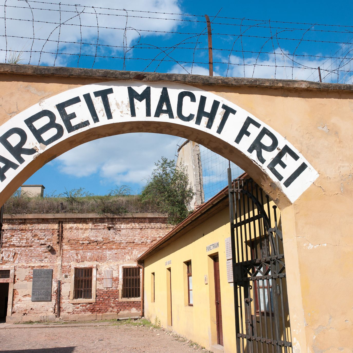 Der Eingang zur kleinen Festung Theresienstadt, wo während des Zweiten Weltkriegs ein Gestapo-Gefängnis untergebracht war. - Foto: Michael Heitmann/dpa