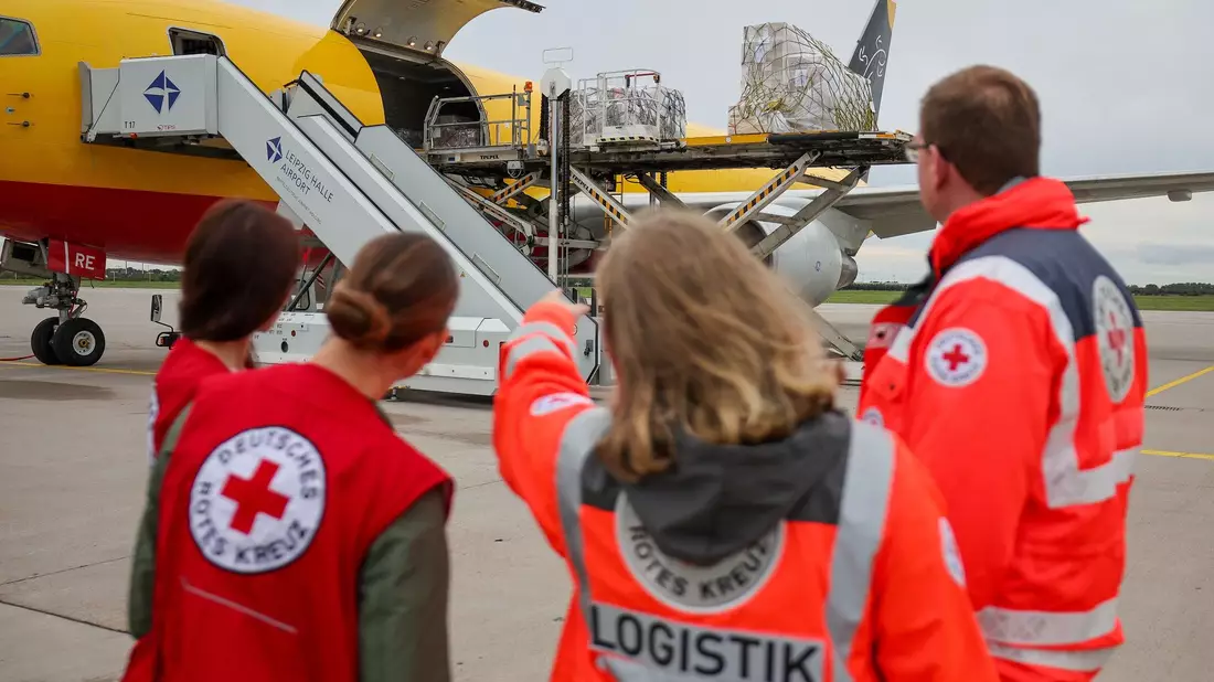 Das Deutsche Rote Kreuz überwacht die Beladung eines Flugzeuges mit Hilfsgütern für Libyen. - Bild: Jan Woitas/dpa