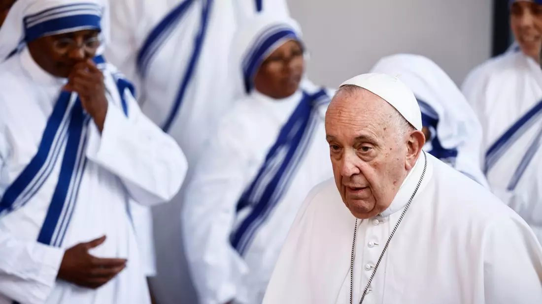 «Aber das Hauptkriterium kann nicht der Erhalt des eigenen Wohlstandes sein, sondern vielmehr die Wahrung der Menschenwürde»: Papst Franziskus in Marseille. - Bild: Yara Nardi/Reuters Pool/ AP/dpa