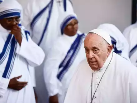 «Aber das Hauptkriterium kann nicht der Erhalt des eigenen Wohlstandes sein, sondern vielmehr die Wahrung der Menschenwürde»: Papst Franziskus in Marseille. - Foto: Yara Nardi/Reuters Pool/ AP/dpa
