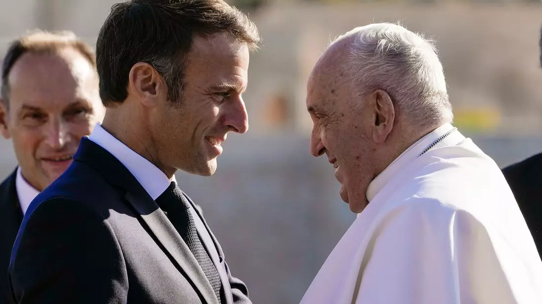 Frankreichs Präsident Emmanuel Macron (l) begrüßt Papst Franziskus. - Bild: Alessandra Tarantino/AP