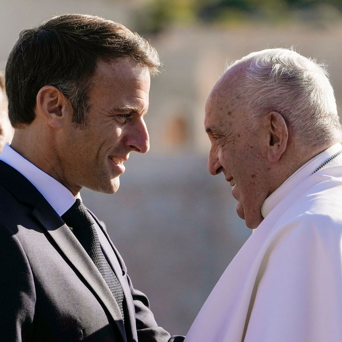 Frankreichs Präsident Emmanuel Macron (l) begrüßt Papst Franziskus. - Foto: Alessandra Tarantino/AP