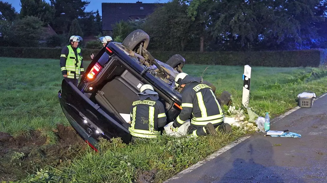 Ein Brautpaar und fünf Hochzeitsgäste sind bei einem Unfall im Landkreis Osnabrück verletzt worden. - Bild: ---/Nord-West-Media TV/dpa