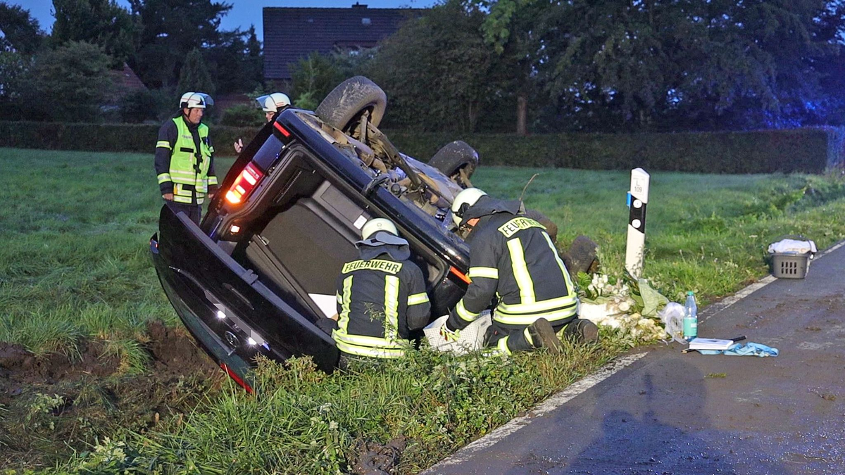 Ein Brautpaar und fünf Hochzeitsgäste sind bei einem Unfall im Landkreis Osnabrück verletzt worden. - Foto: ---/Nord-West-Media TV/dpa