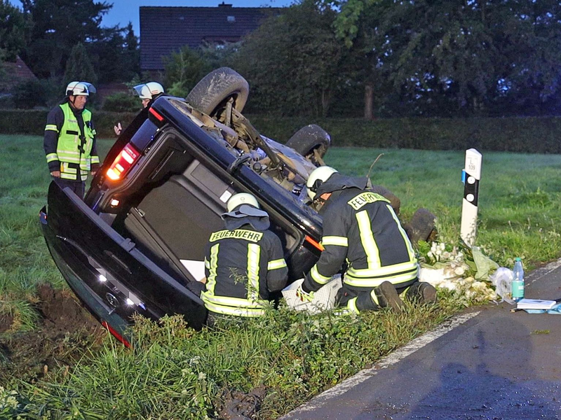 Ein Brautpaar und fünf Hochzeitsgäste sind bei einem Unfall im Landkreis Osnabrück verletzt worden. - Foto: ---/Nord-West-Media TV/dpa