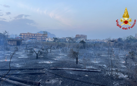 Brände auf Sizilien: Der nördliche Teil der Mittelmeerinsel ist besonders betroffen. - Foto: Vigili del Fuoco/dpa