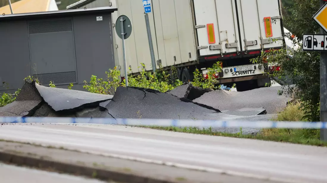 Nach einem Erdrutsch ist die Autobahn E6 bei Stenungsund in beiden Richtungen gesperrt ist. - Bild: Adam Ihse/TT News Agency/AP/dpa