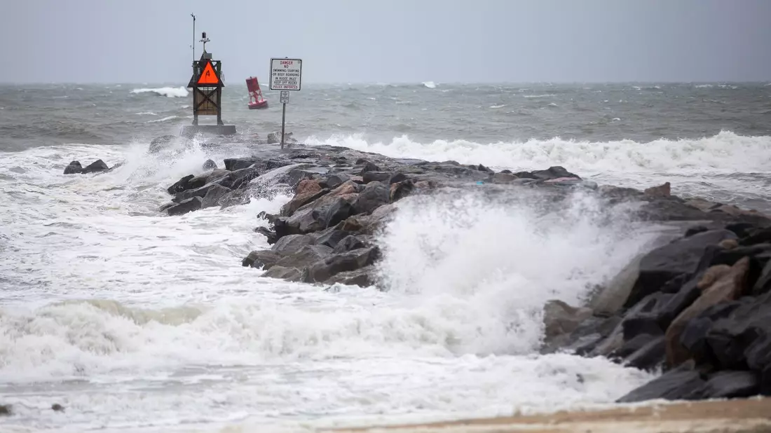 Der Tropensturm «Ophelia» soll den US-Bundesstaat Virginia später am Samstag erreichen. - Bild: Kendall Warner/The Virginian-Pilot/AP/dpa