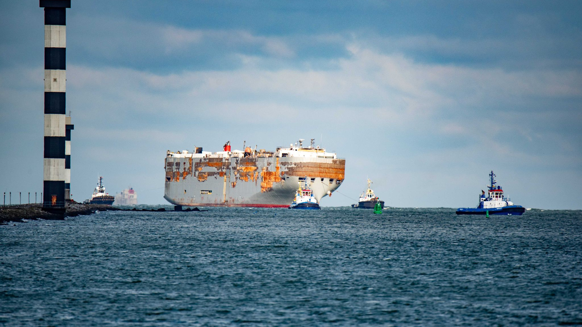 Der bei einem Brand schwer beschädigte Autofrachter «Fremantle Highway» ist nach zwei Tagen Fahrt vom Groninger Eemshaven in Rotterdam angekommen. - Foto: Marco Hoope/ANP/dpa