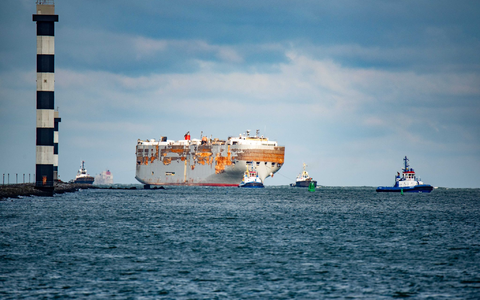 Der bei einem Brand schwer beschädigte Autofrachter «Fremantle Highway» ist nach zwei Tagen Fahrt vom Groninger Eemshaven in Rotterdam angekommen. - Foto: Marco Hoope/ANP/dpa
