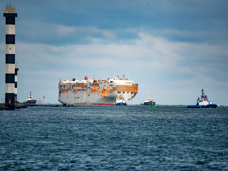 Der bei einem Brand schwer beschädigte Autofrachter «Fremantle Highway» ist nach zwei Tagen Fahrt vom Groninger Eemshaven in Rotterdam angekommen. - Foto: Marco Hoope/ANP/dpa