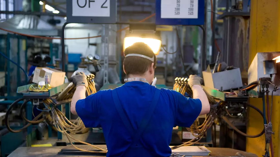 Die Fachkräftesituation in Deutschland bleibt weiter angespannt. Etwa in der regenerativen Energietechnik und der Leitungsinstallation und -wartung gibt es viele offene Stellen (Symbolfoto). - Bild: picture alliance / dpa