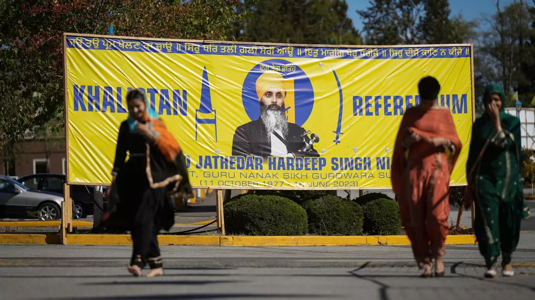 Ein Banner mit dem Abbild des getöteten Hardeep Singh Nijjar ist vor einem Sikh-Kulturzentrum im kanadischen Surrey aufgestellt. Der Fall belastet das Verhältnis zwischen Kanada und Indien. - Bild: DARRYL DYCK/The Canadian Press/AP/dpa