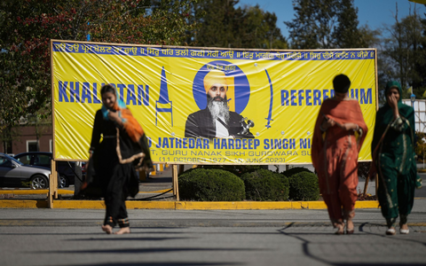 Ein Banner mit dem Abbild des getöteten Hardeep Singh Nijjar ist vor einem Sikh-Kulturzentrum im kanadischen Surrey aufgestellt. Der Fall belastet das Verhältnis zwischen Kanada und Indien. - Foto: DARRYL DYCK/The Canadian Press/AP/dpa
