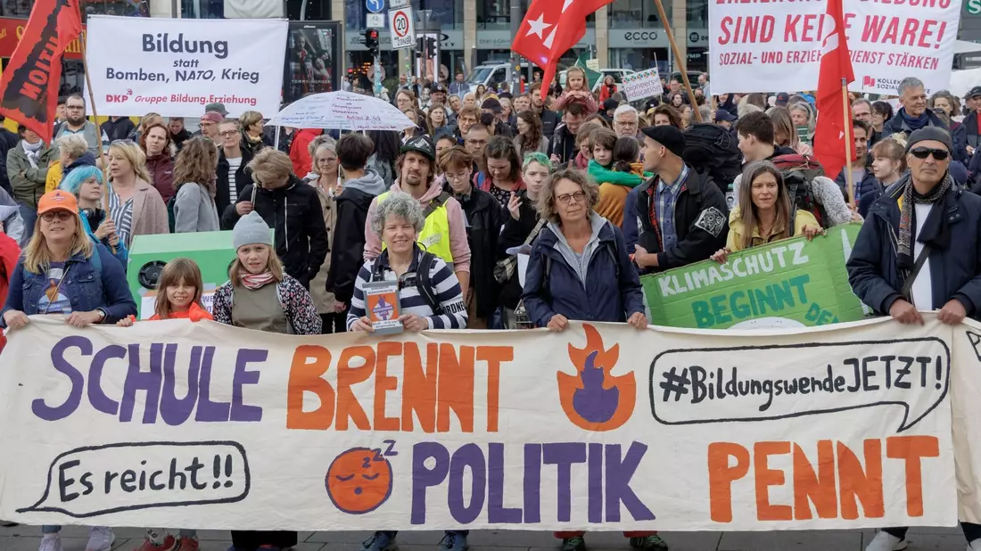 In Hamburg ziehen Demonstranten vom Jungfernstieg aus durch die Innenstadt bis in die Nähe des Bahnhofs Dammtor. - Bild: Markus Scholz/dpa