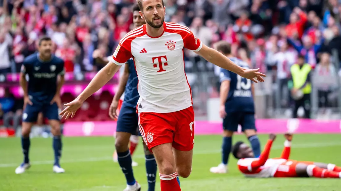 Serge Gnabry hadert nach seinem Elfmeter an den Pfosten. - Bild: Sven Hoppe/dpa
