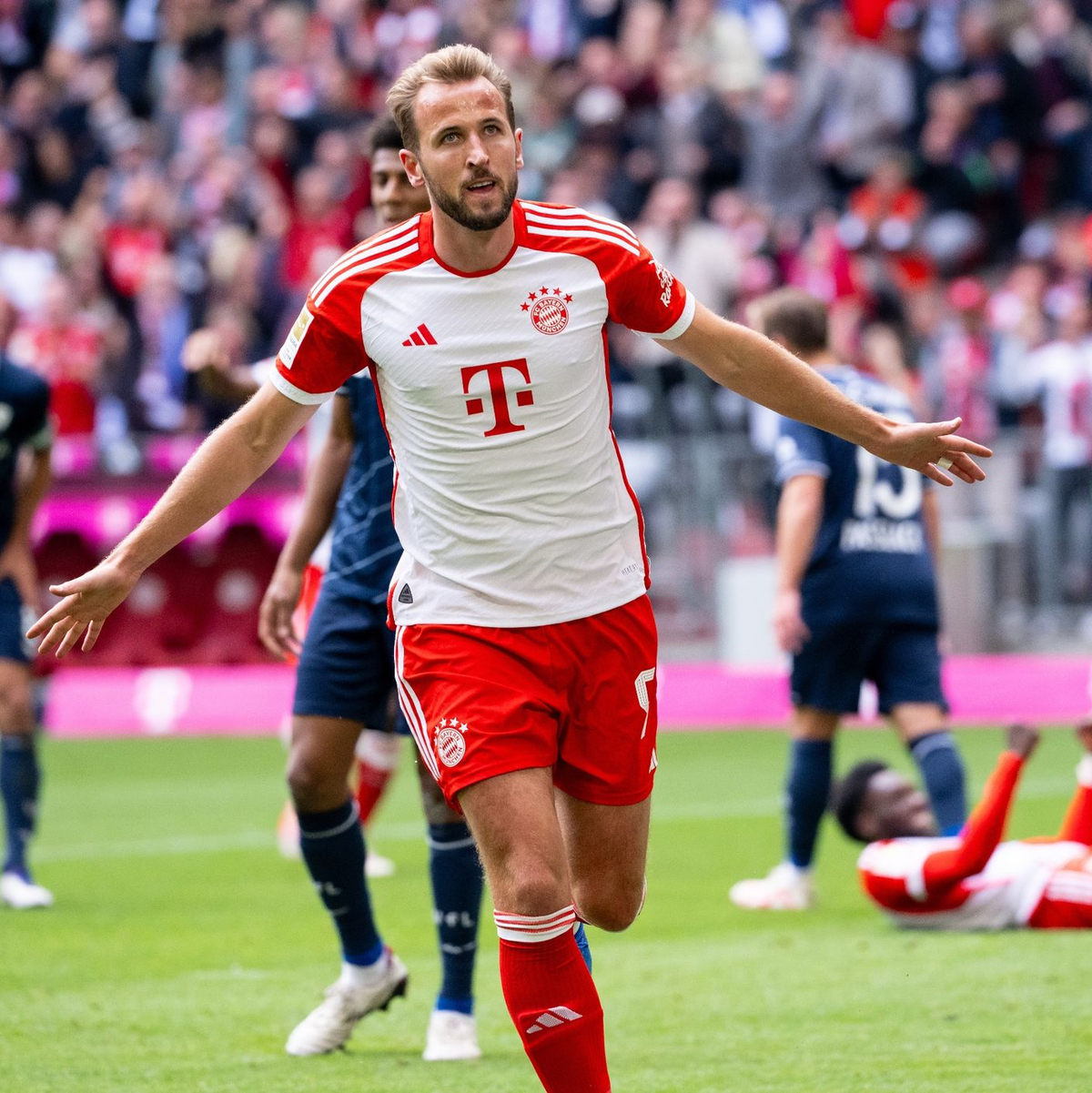 Wendepunkt: Bayern-Profi Joao Palhinha (M.) sieht gegen den VfL Bochum Rot. - Foto: Sven Hoppe/dpa
