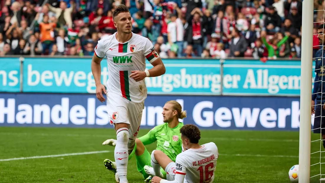 Ermedin Demirovic erzielte beide Treffer des FCA. - Bild: Peter Fastl/Kolbert-press/dpa