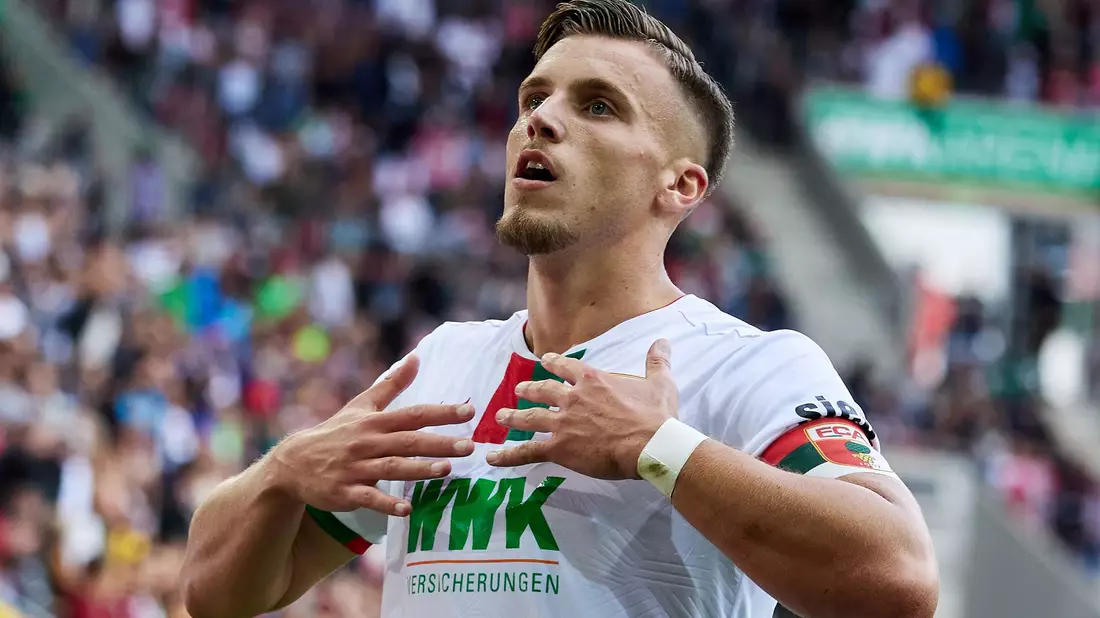 Augsburgs Ermedin Demirovic jubelt nach seinem Tor zum 2:1. - Bild: Peter Fastl/Kolbert-press/dpa