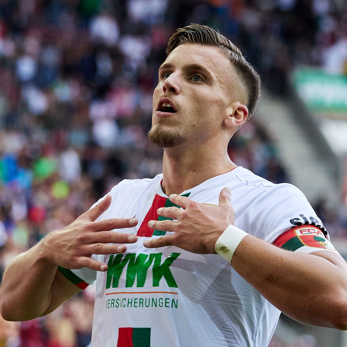 Augsburgs Ermedin Demirovic jubelt nach seinem Tor zum 2:1. - Foto: Peter Fastl/Kolbert-press/dpa