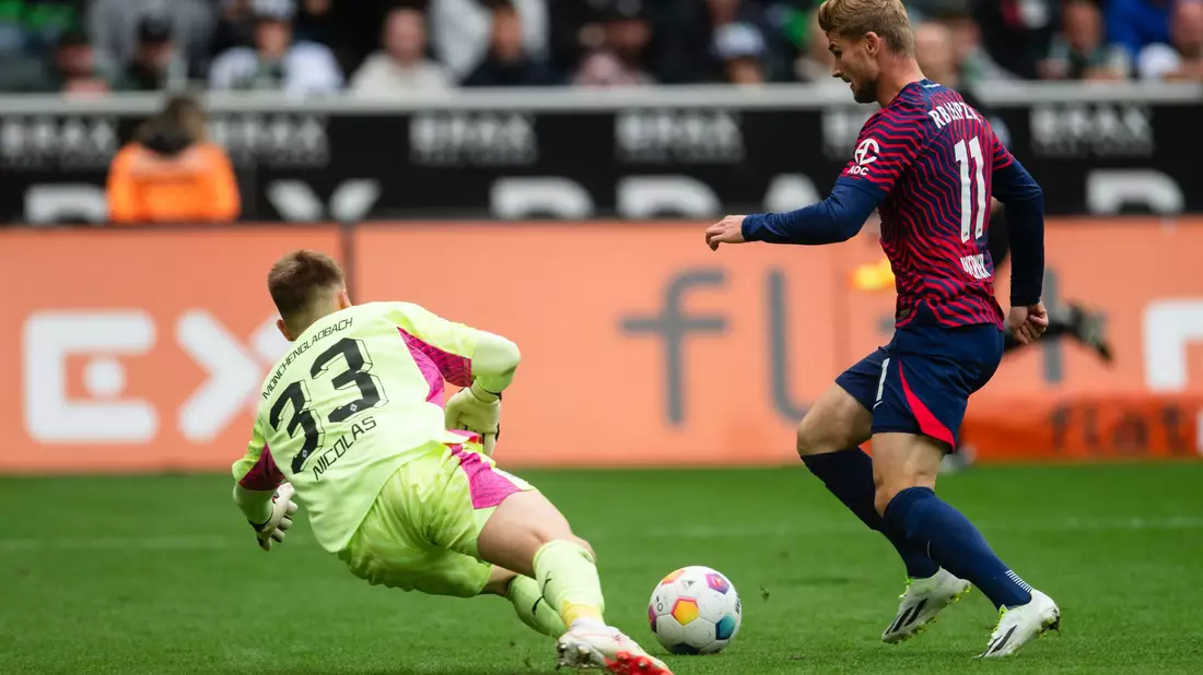 Leipzigs Timo Werner (r) trifft zum 1:0. - Bild: Marius Becker/dpa
