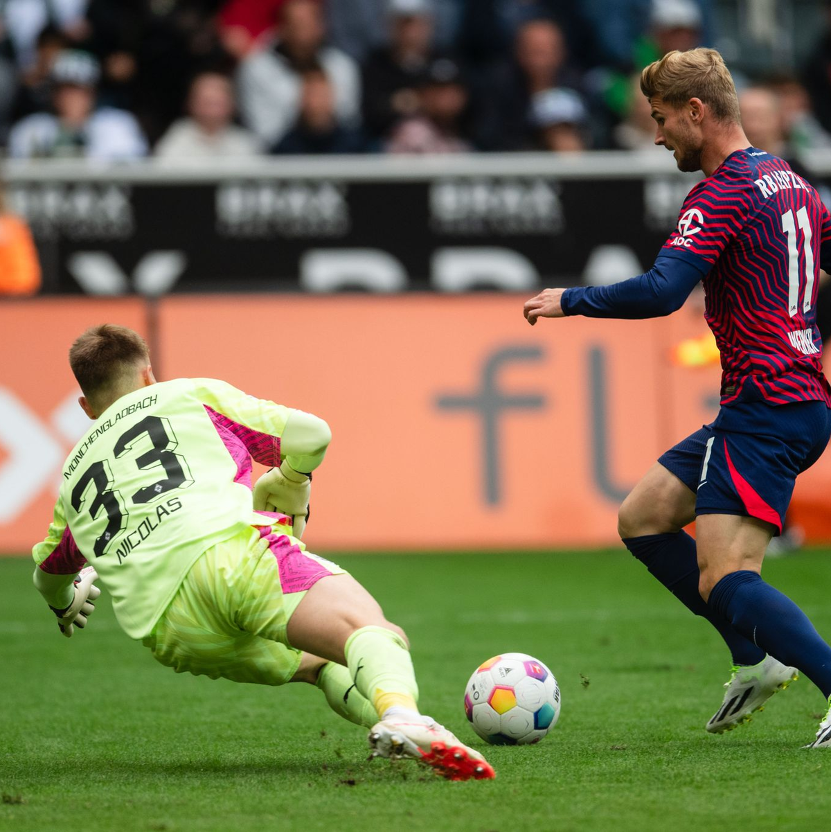 Leipzigs Timo Werner (r) trifft zum 1:0. - Foto: Marius Becker/dpa