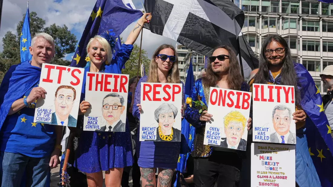 Menschen in London fordern die Rückkehr Großbritanniens in die EU. - Bild: Jeff Moore/PA Wire/dpa