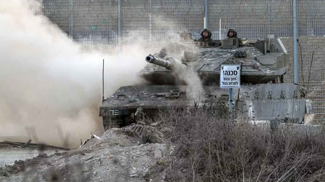 Ein israelischer Soldat sitzt auf einem Panzer nach Inkrafttreten einer vorübergehenden Feuerpause zwischen Israel und der islamistischen Hamas. - Bild: Tsafrir Abayov/AP/dpa