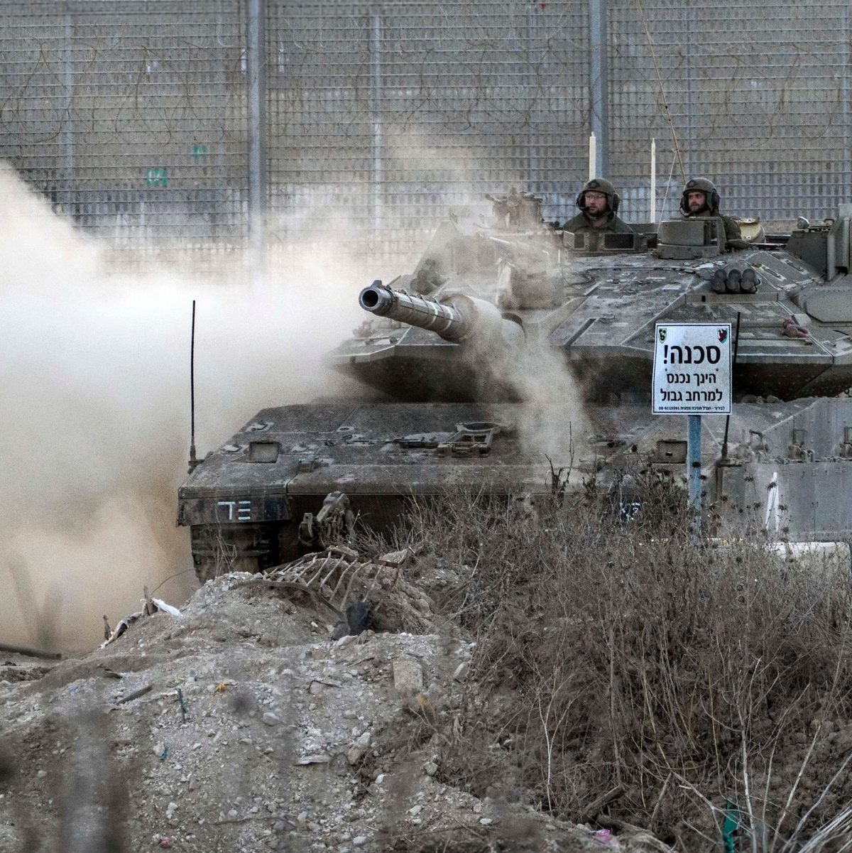 Ein israelischer Soldat sitzt auf einem Panzer nach Inkrafttreten einer vorübergehenden Feuerpause zwischen Israel und der islamistischen Hamas. - Foto: Tsafrir Abayov/AP/dpa