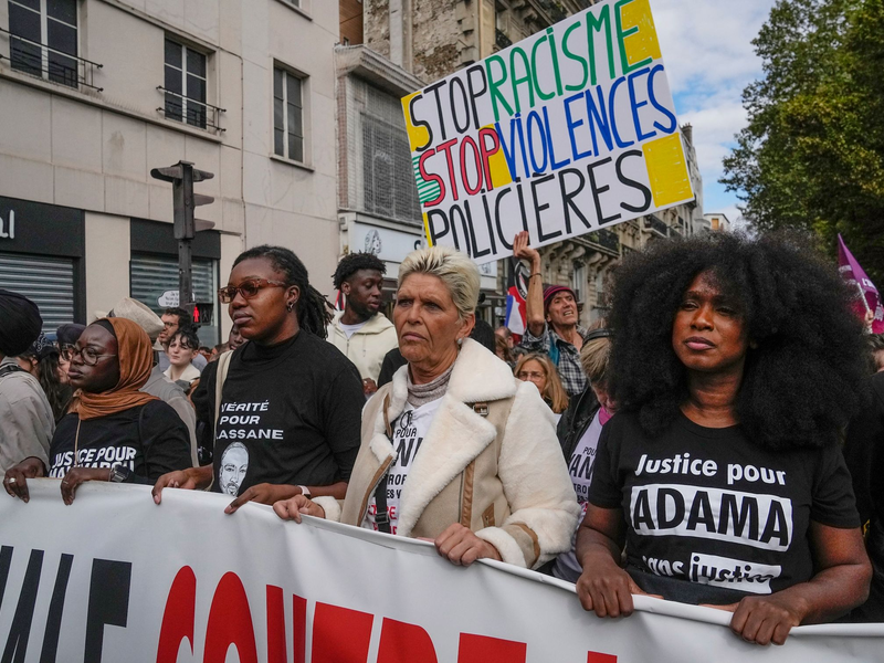 Demonstration gegen Polizeigewalt in Paris. - Foto: Michel Euler/AP/dpa
