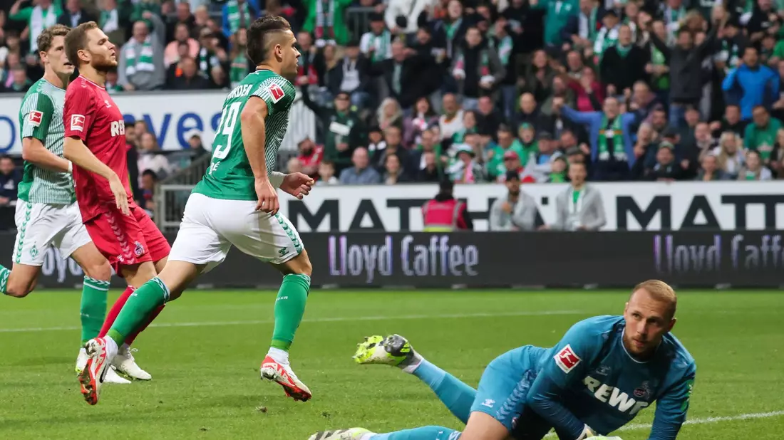Der SV Werder Bremen hat auf heimischen Rasen das Spiel gedreht - und 2:1 gegen den 1. FC Köln gewonnen. - Bild: Focke Strangmann/dpa