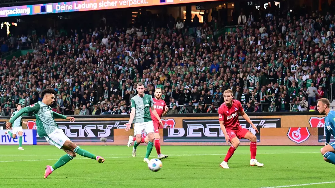 Bremens Justin Njinmah (l) erzielt den Treffer zum 2:1. - Bild: Sina Schuldt/dpa