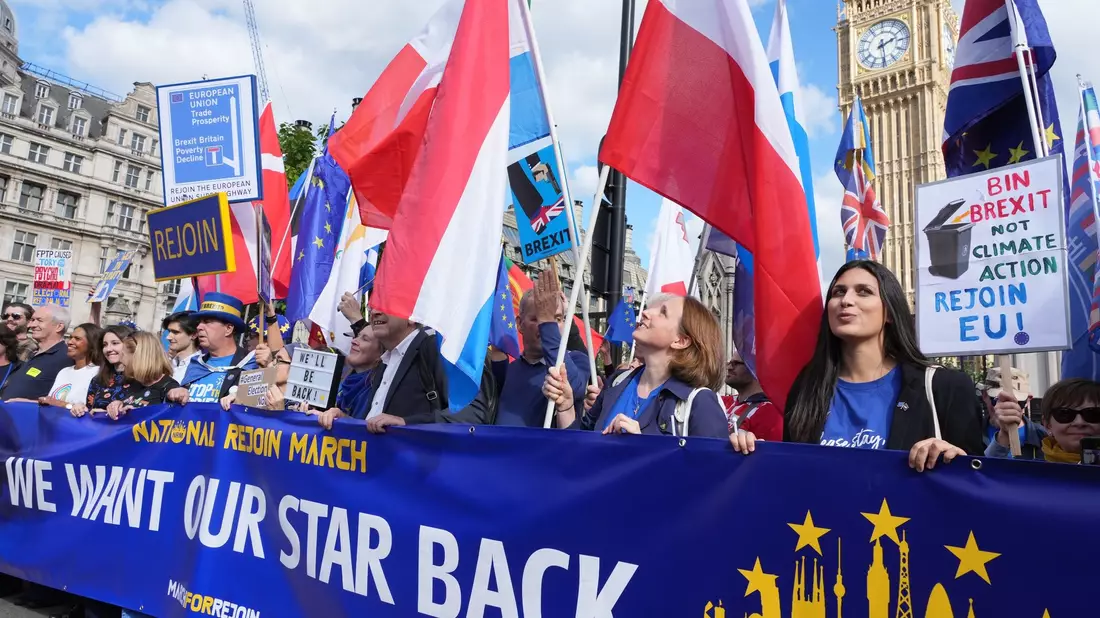 Menschen in London fordern die Rückkehr Großbritanniens in die EU. - Bild: Jeff Moore/PA Wire/dpa