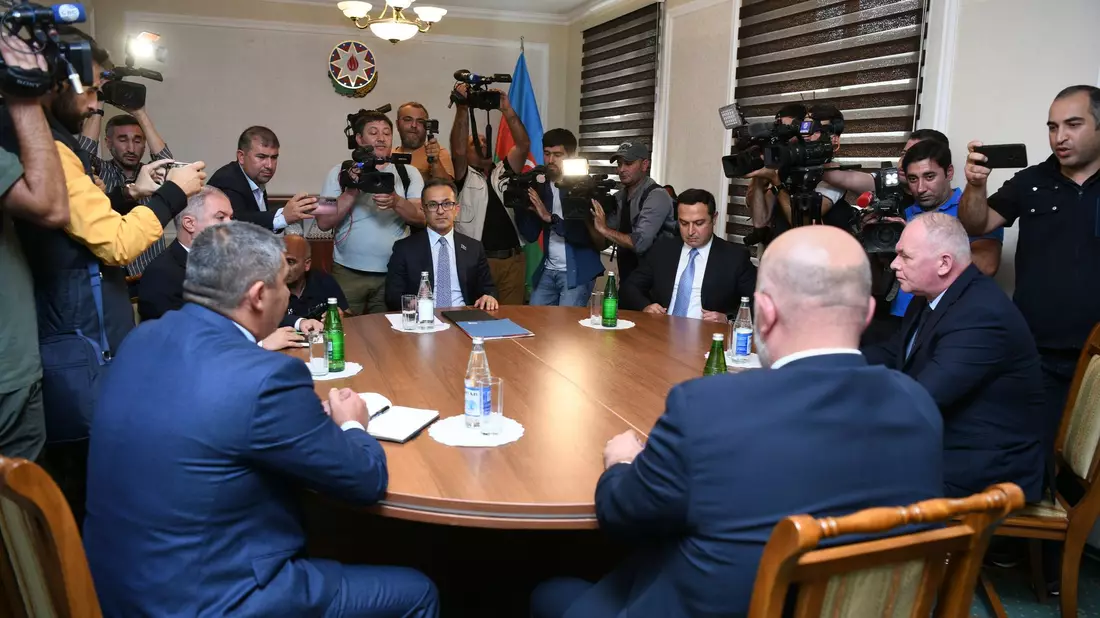 Gespräche zwischen Vertretern der armenischen Gemeinschaft von Berg-Karabach, der aserbaidschanischen Regierung und des russischen Friedenskontingents. - Bild: Uncredited/AP/dpa