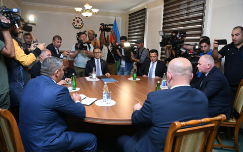 Gespräche zwischen Vertretern der armenischen Gemeinschaft von Berg-Karabach, der aserbaidschanischen Regierung und des russischen Friedenskontingents. - Foto: Uncredited/AP/dpa
