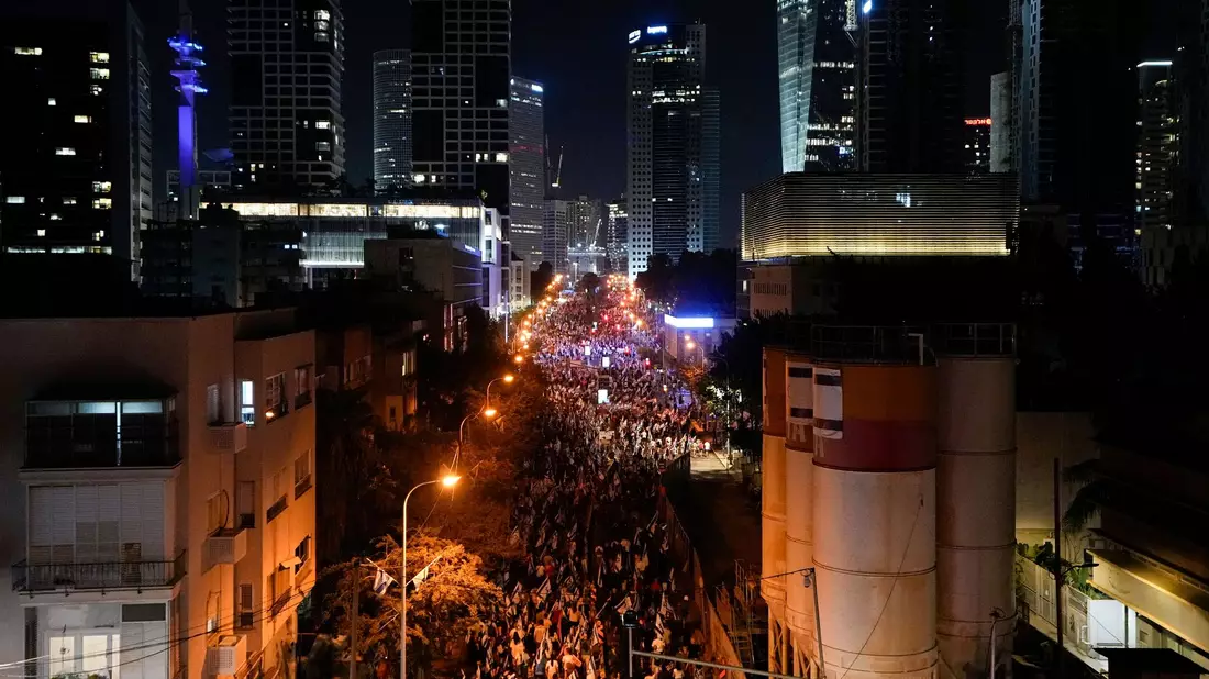 Israelis protestieren in Tel Aviv gegen die Pläne der Netanjahu-Regierung. - Bild: Ariel Schalit/AP/dpa