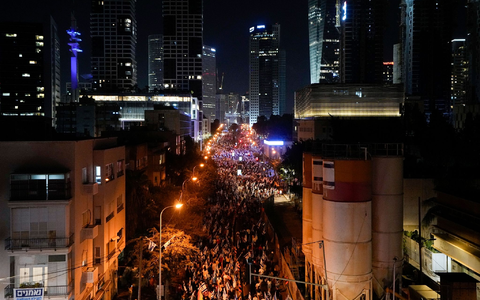 Israelis protestieren in Tel Aviv gegen die Pläne der Netanjahu-Regierung. - Foto: Ariel Schalit/AP/dpa