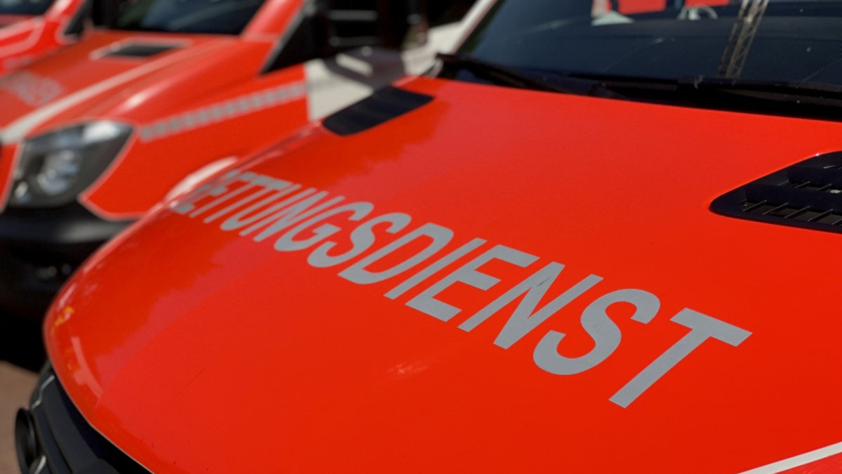 FW Alpen: Feuerwehr leistet Tragehilfe - Foto: presseportal.de