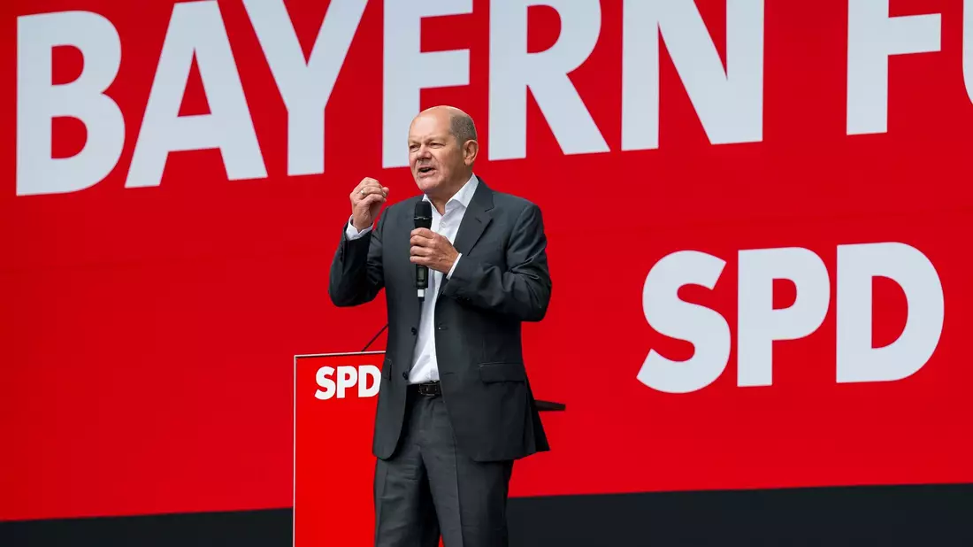 Bundeskanzler Olaf Scholz (SPD) bekkent sich zum Grundrecht auf Asyl, mahnt aber auch effektivere Abschiebungen an. - Bild: Daniel Vogl/dpa