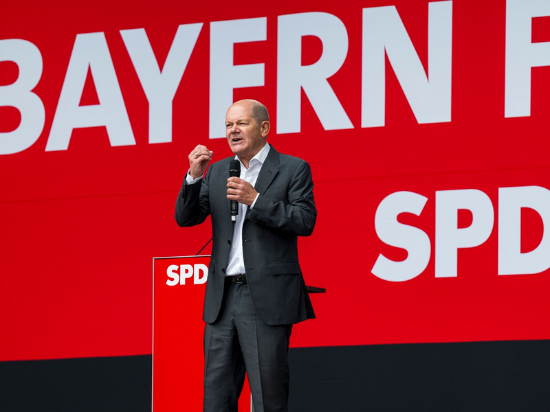 Bundeskanzler Olaf Scholz (SPD) bekkent sich zum Grundrecht auf Asyl, mahnt aber auch effektivere Abschiebungen an. - Foto: Daniel Vogl/dpa