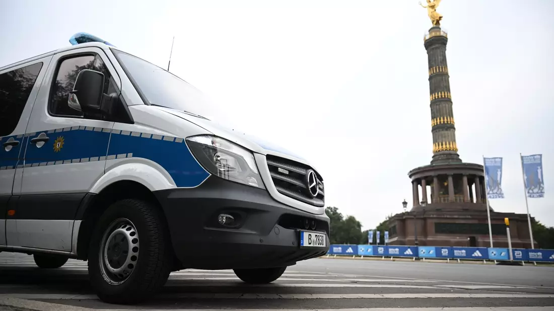 Klima-Aktivisten werden bei einer Protestaktion von Sicherheitskräften und Polizisten festgehalten. - Bild: Sebastian Christoph Gollnow/dpa