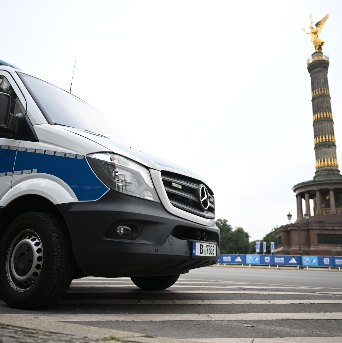 Klima-Aktivisten werden bei einer Protestaktion von Sicherheitskräften und Polizisten festgehalten. - Foto: Sebastian Christoph Gollnow/dpa